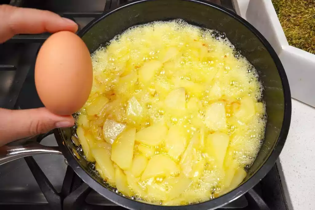 Omelete tradicional espanhola com apenas 3 ingredientes